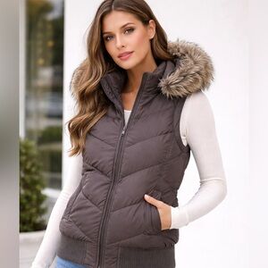 GAP Puffer Vest with Faux Fur Hood Brown Size M Down Fill Y2K Style